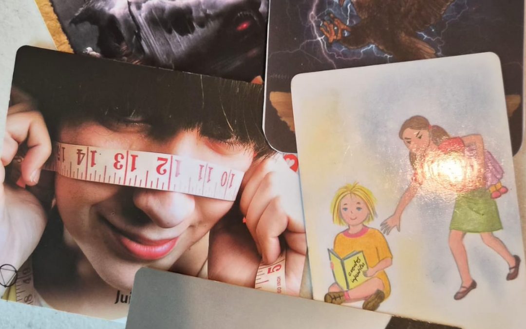 SESIONES DE CONSTELACIONES FAMILIARES CON TARJETAS PROYECTIVAS.